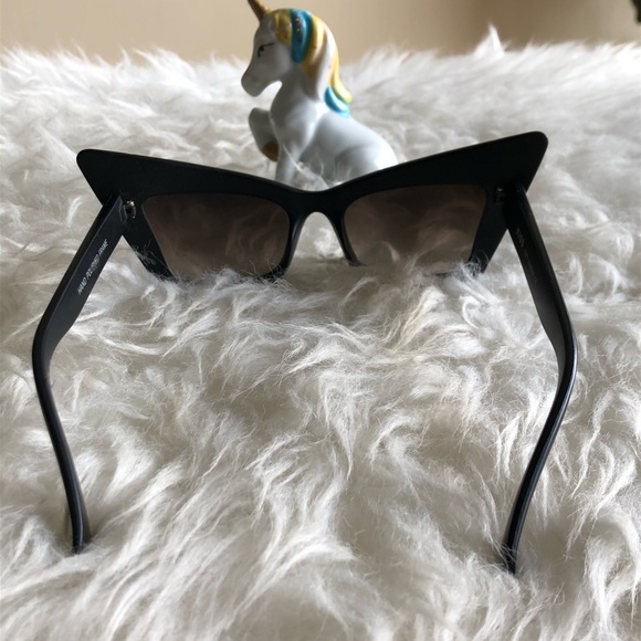 SOLD Extreme Cat Eye Sunnies - Picture 8 of 10